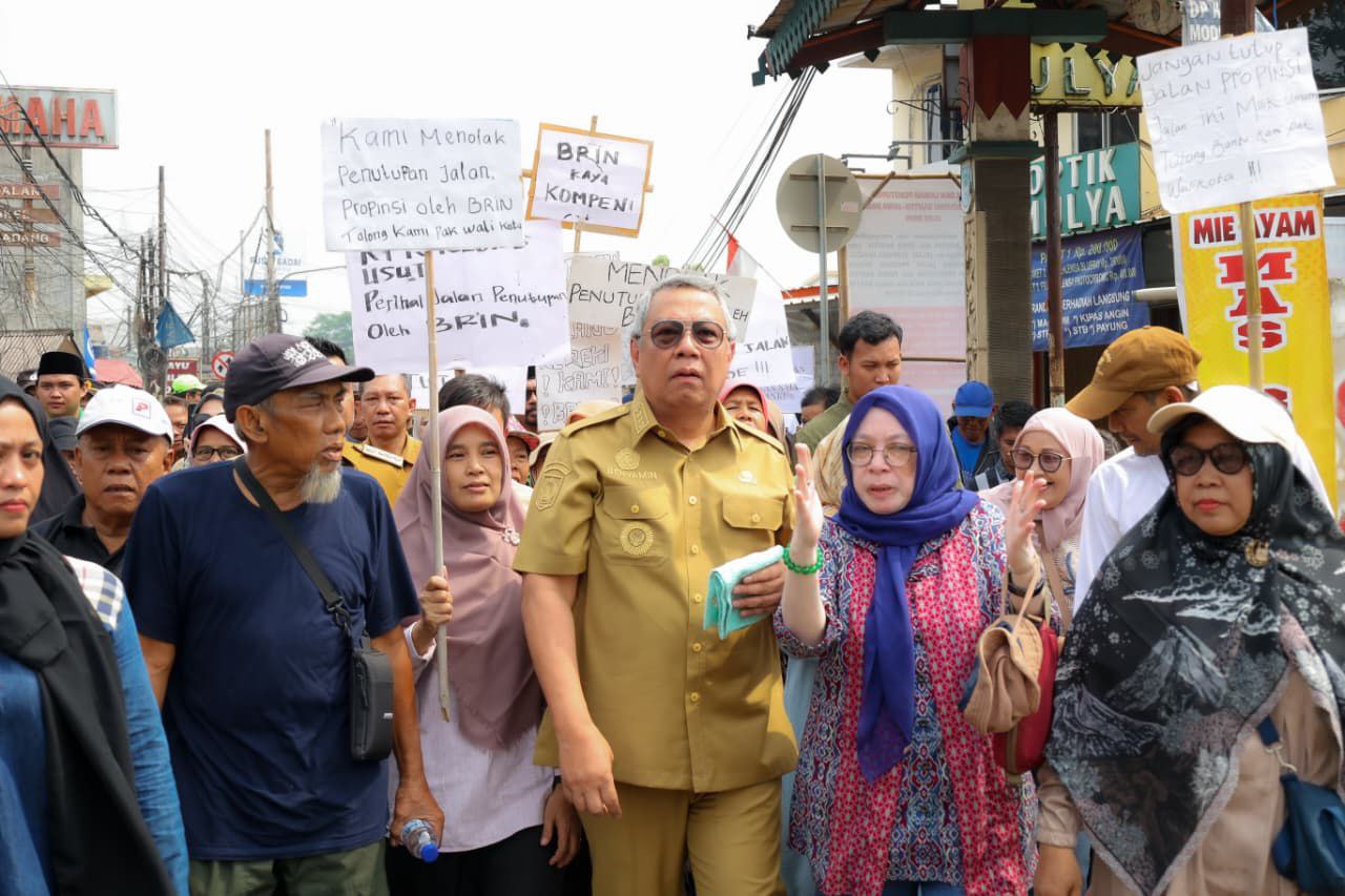 Wali Kota Benyamin saat bersama warga menolak akses jalan Serpong - Parung yang ditutup oleh BRIN.