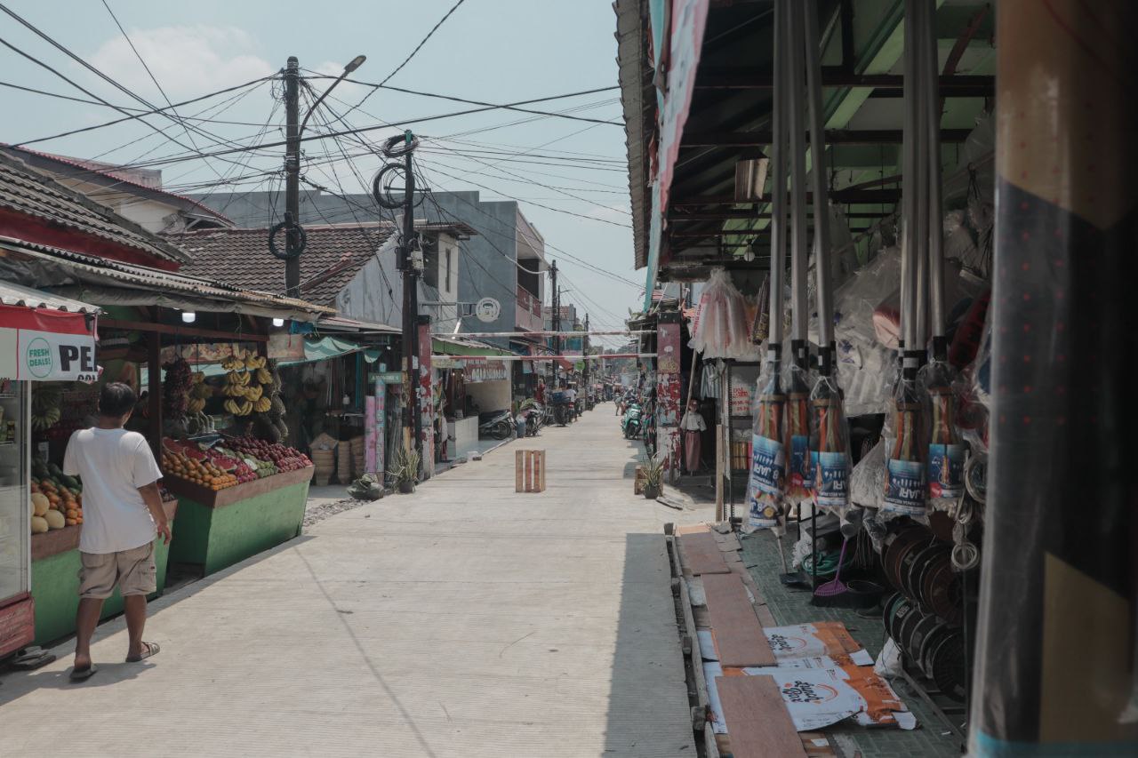 Tampak Jalan Warga Pasar Bukit Pamulang yang sudah mulus.