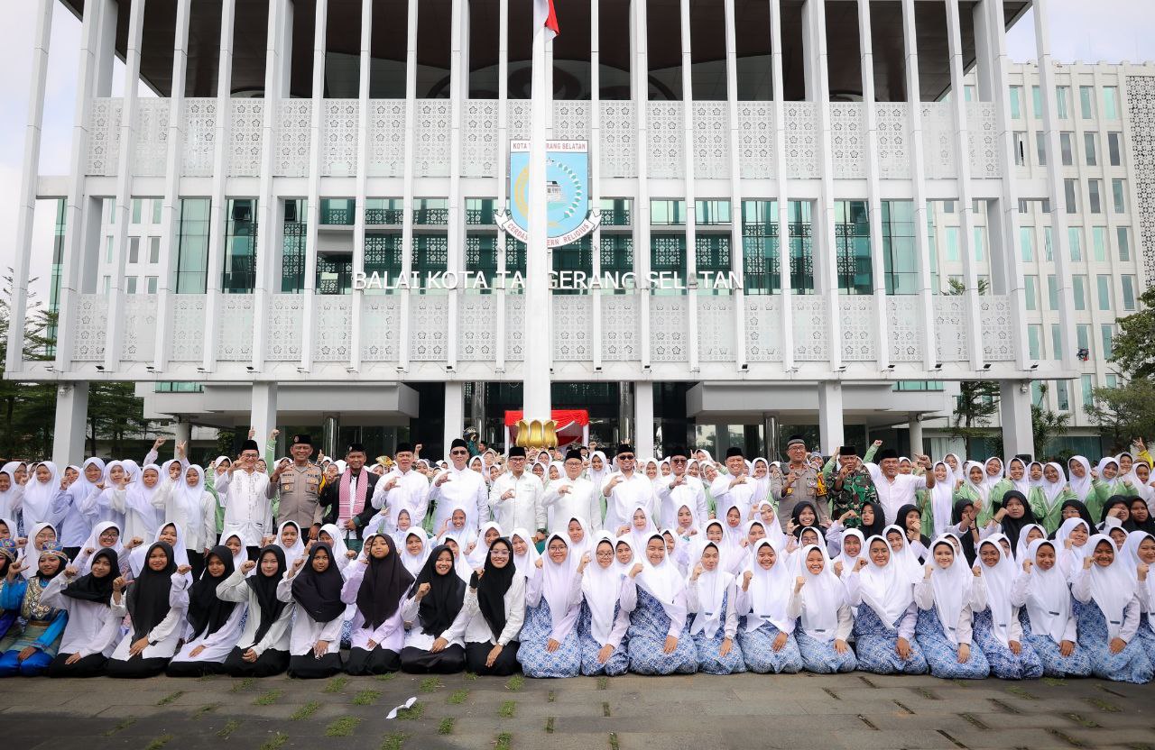 Para santri saat bersama para pejabat Pemkot Tangsel.