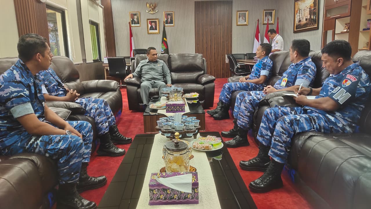 Ketua DPRD Muhamad Amud dan Komandan Lanud Rumpin Letkol Pas Efendi Hermawan.