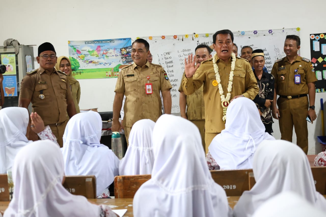 Bupati Maesyal bersama jajarannya saat menyapa para siswa SDN Gedung Dalem.