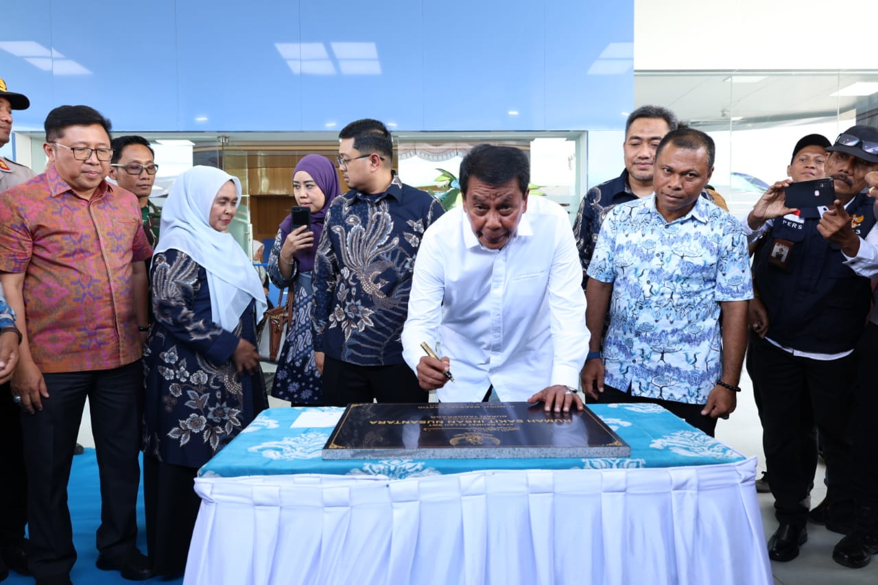 Bupati Maesyal meresmikan