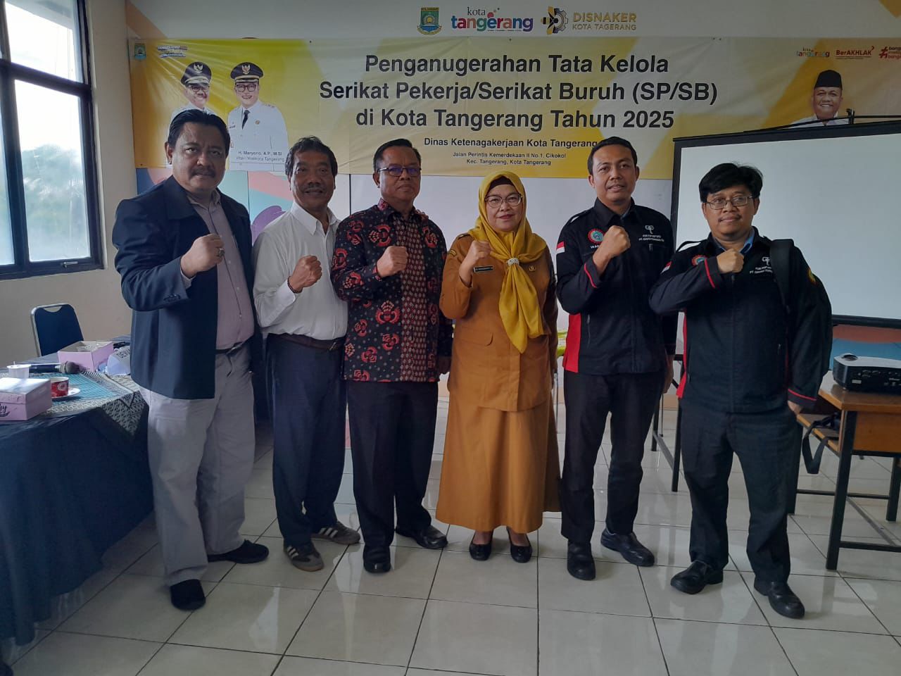 Pengurus KSPSI PT Gajah Tunggal meraih juara 1 di penganugerahan tata kelola serikat pekerja dari Disnaker Kota Tangerang.