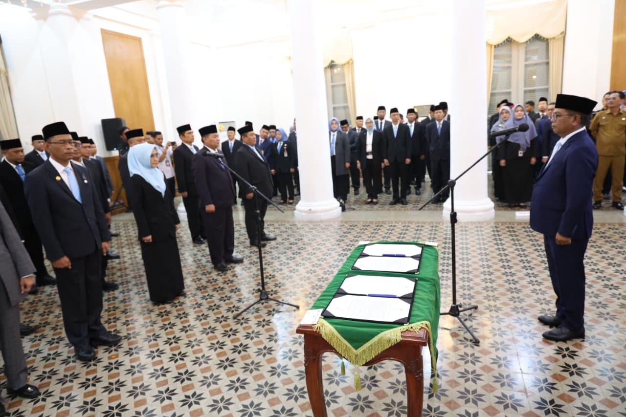 Gubernur Andra Soni saat melantik 23 Pejabat Pemprov Banten.