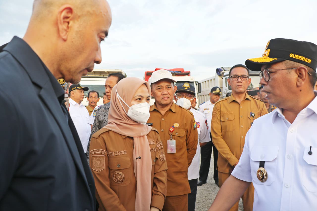 Gubernur Andra Soni, Bupati Zakiyah dan pejabat lainnya saat sidak truk odol di Bojonegara.