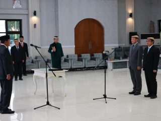 Bupati Maesyal saat melantik Erwin jadi Kepala Bappeda dan Ujang Sudiartono Jadi Kadis Pertanian.