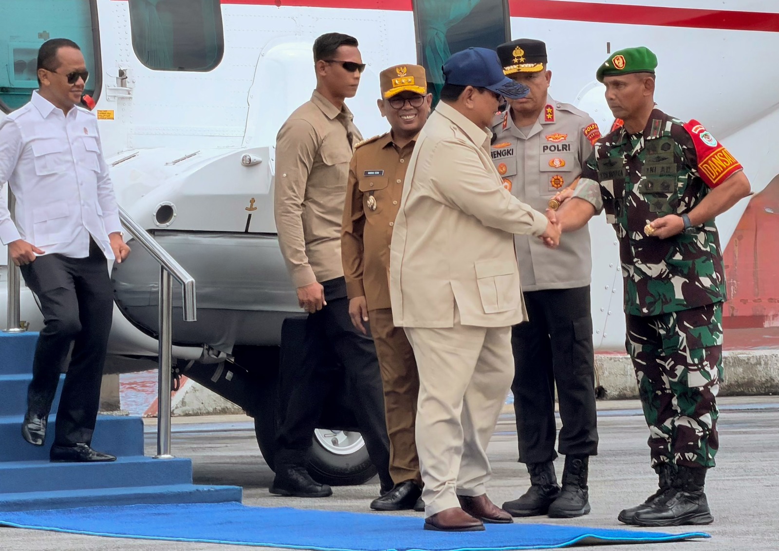 Kedatangan Presiden Prabowo di sambut Gubernur Andra Soni dan Pejabat Lainnya.