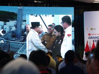Presiden Prabowo menyapa gubernur Andra Soni, dan pejabat lainnya di Banten saat peresmian Pabrik Petrokimia di Cilegon.