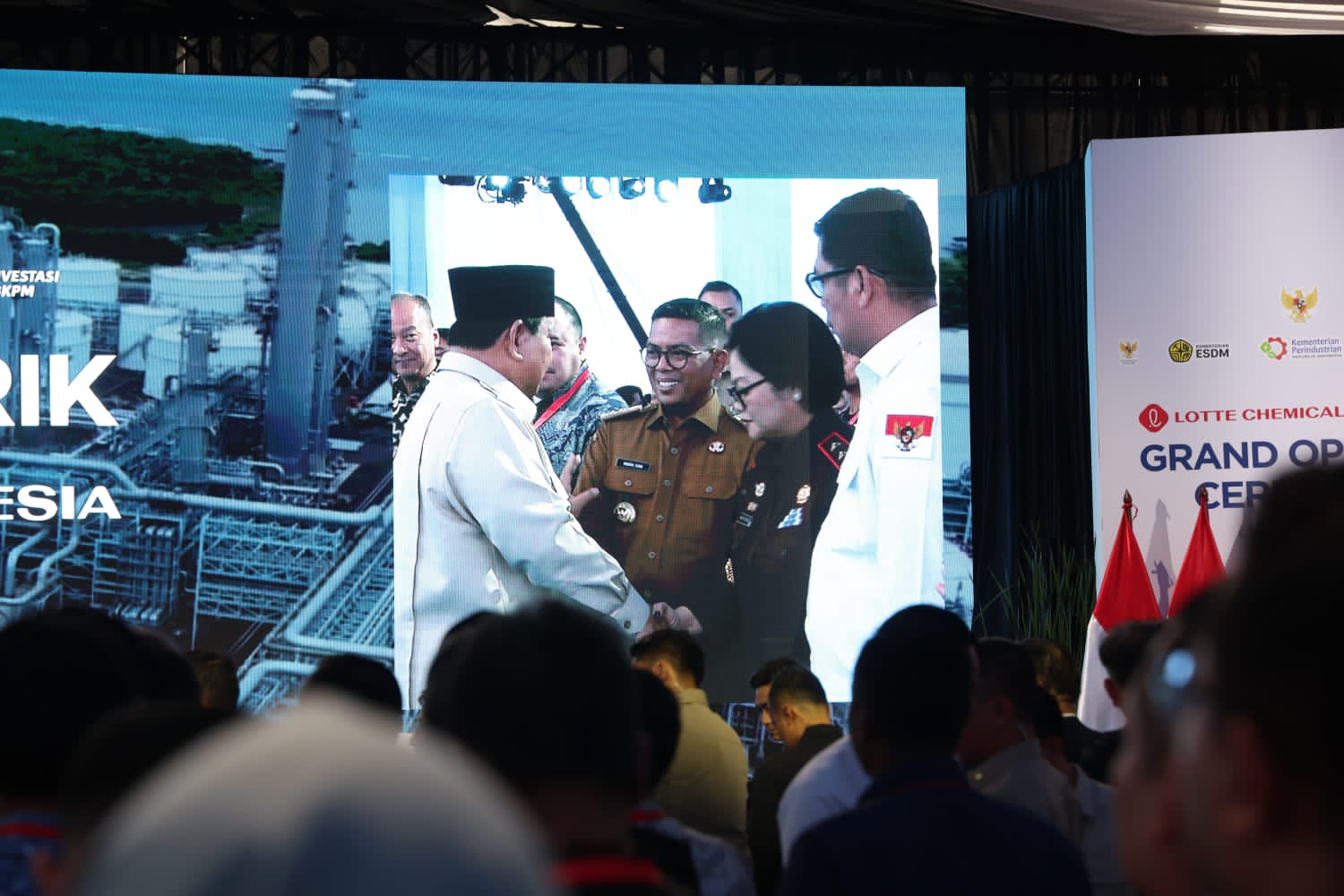 Presiden Prabowo menyapa gubernur Andra Soni, dan pejabat lainnya di Banten saat peresmian Pabrik Petrokimia di Cilegon.