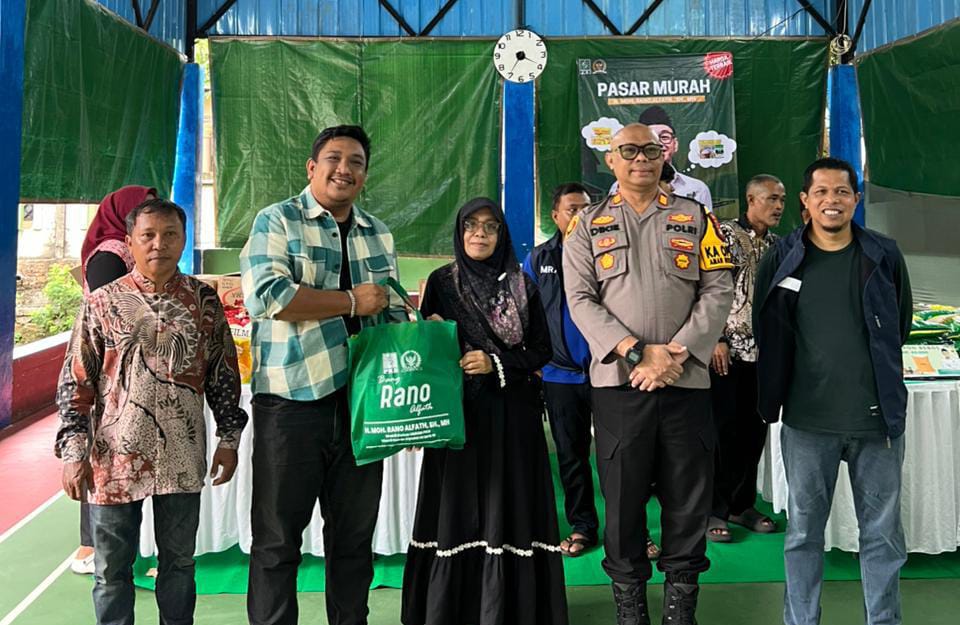Pasar Murah yang di selenggarakan H. Moch Rano Alfath di Legok.