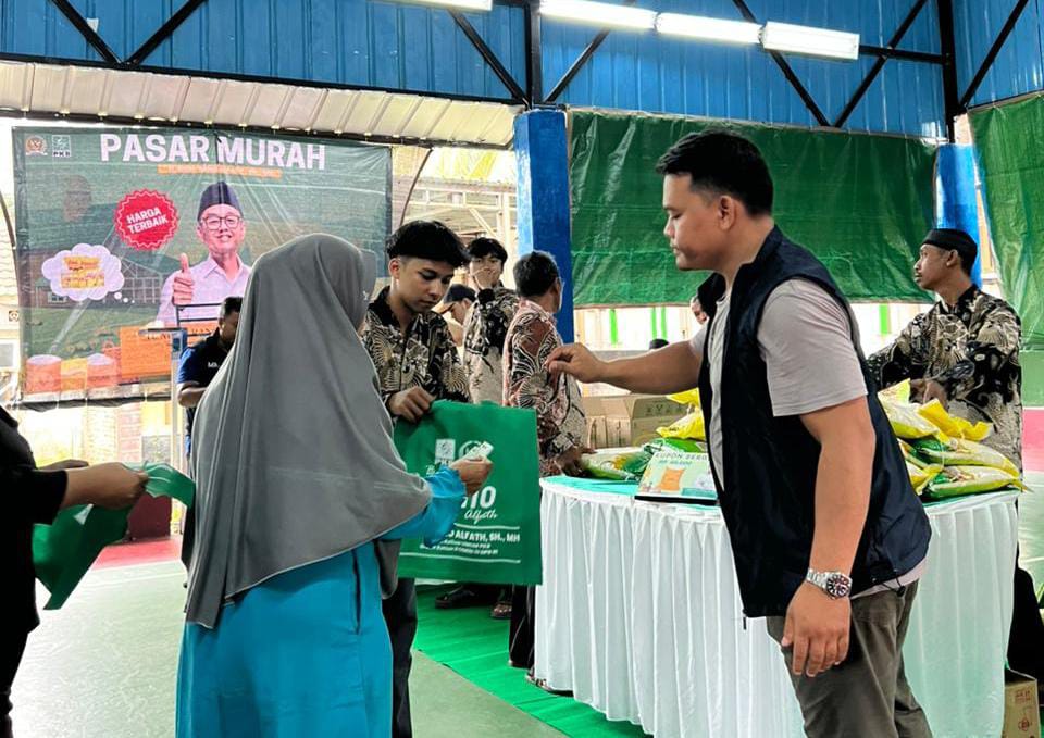 Warga antusias belanja sembako di pasar murah H. Moch Rano Alfath.