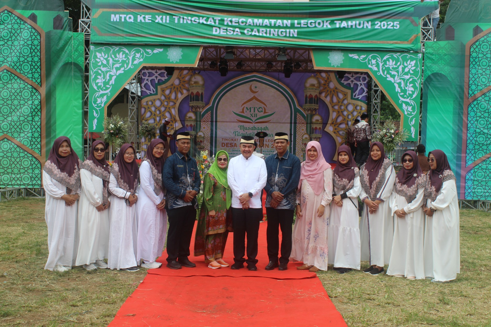 Sekda Soma Atmaja bersama Camat Yusuf, Sekcam Dani dan Masyarakat Legok.