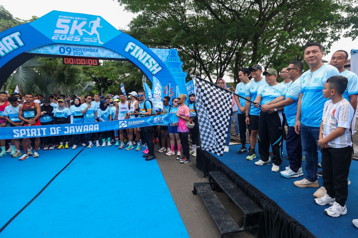 Gubernur Andra Soni didampingi Sekda Deden saat melepas Lomba Lari Ekbispar Banten 5K.