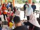 Bupati Dewi saat melihat warga yang cek kesehatan di CFD Pandeglang.