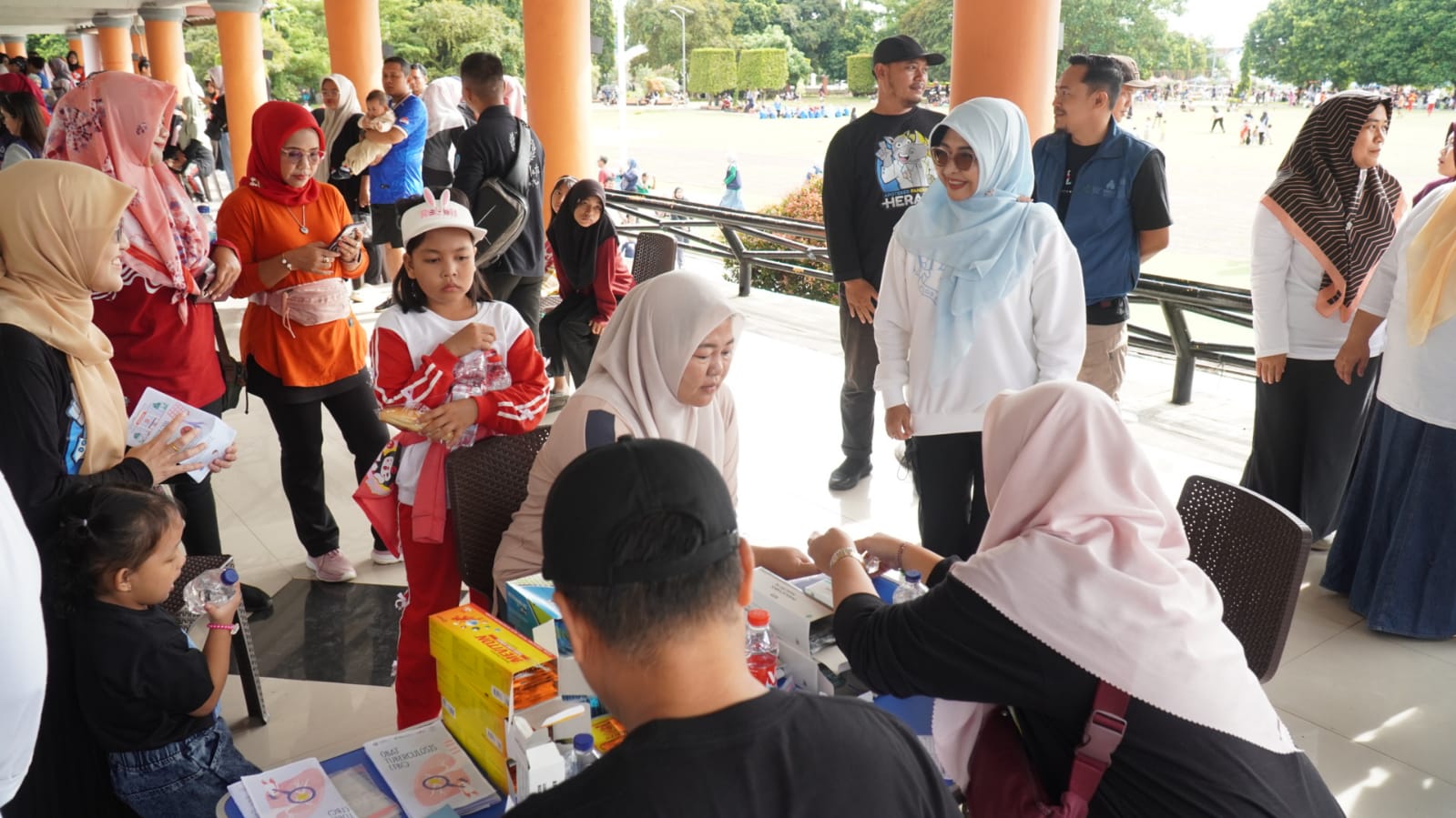 Bupati Dewi saat melihat warga yang cek kesehatan di CFD Pandeglang.