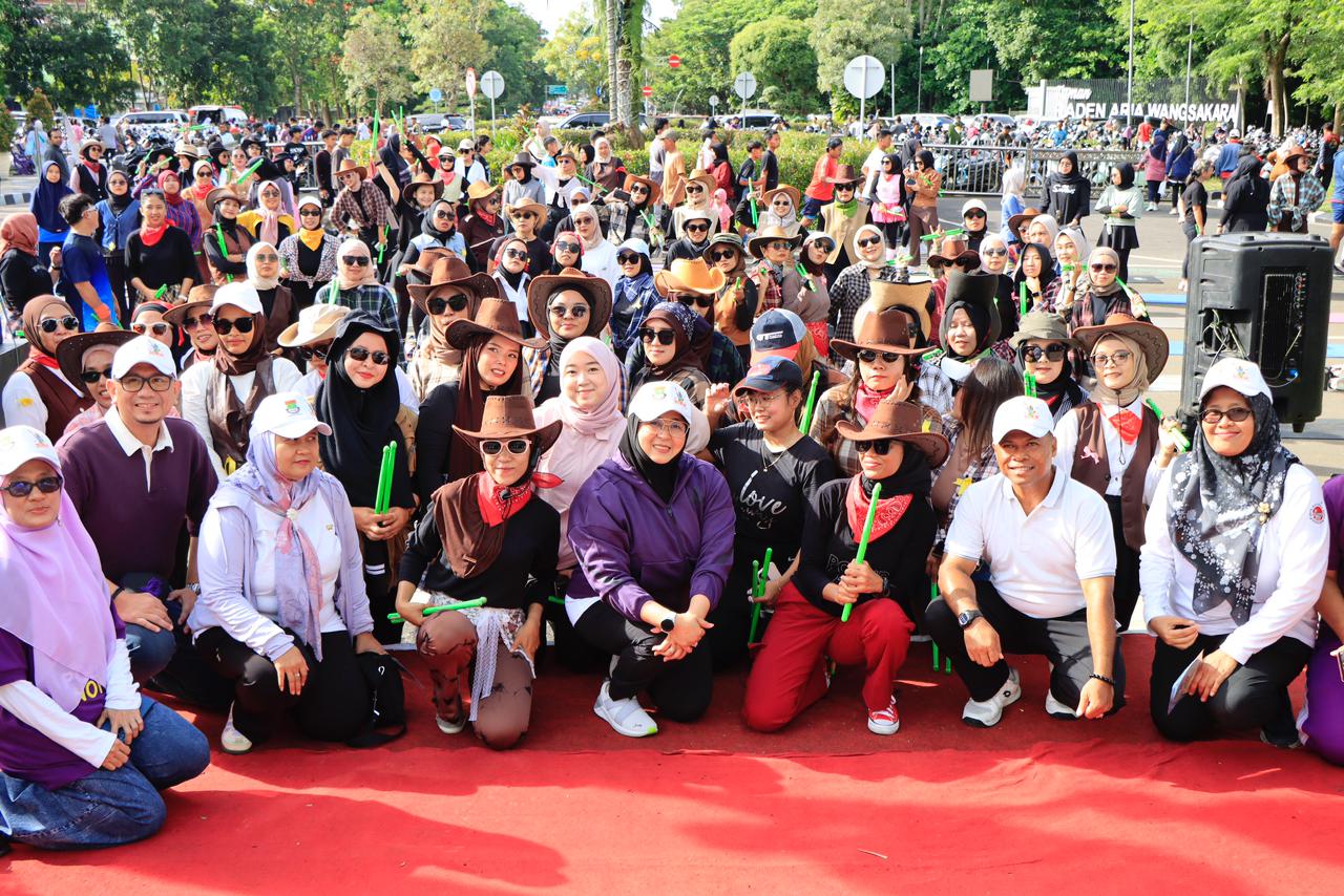 Wabup Intan dan Kadiskes Hendra Tarmizi serta Jajarannya saat bersama masyarakat.