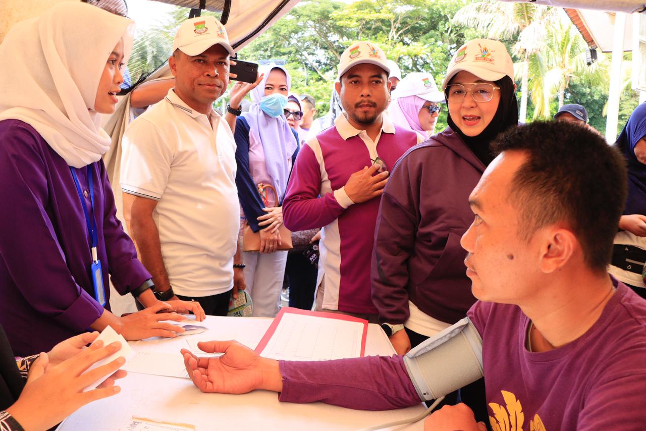 Wabup Intan dan Kadinkes Hendra Tarmizi saat melihat warga yang mengecek kesehatannya.