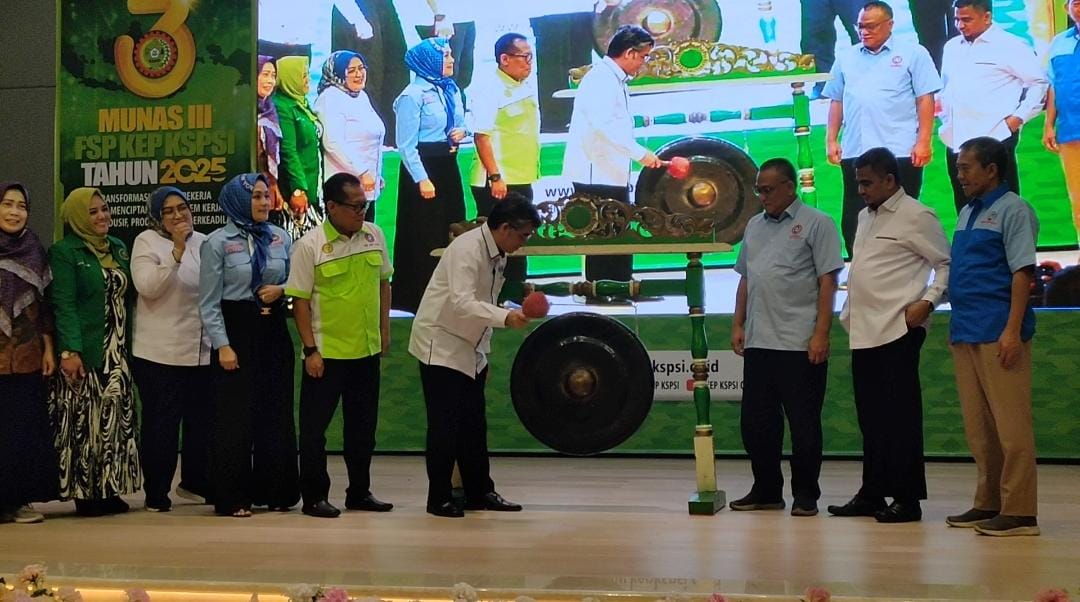 Menteri Ketenagakerjaan RI Prof. Ir. Yassierli didampingi Pengurus Pusat FSP KEP KSPSI saat membuka Munas.