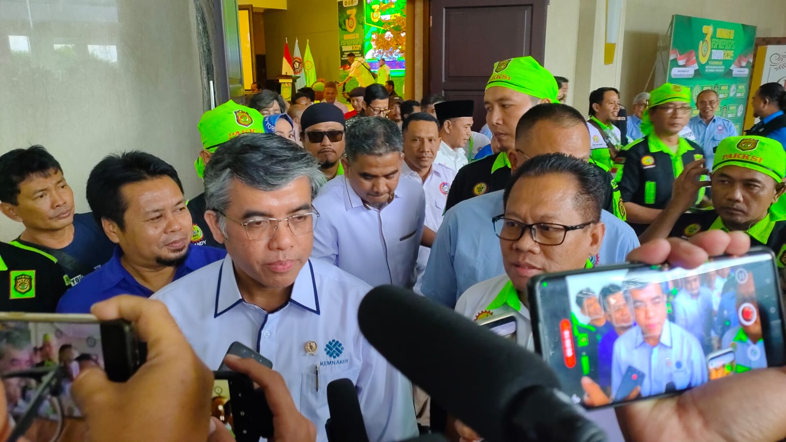 Menteri Ketenagakerjaan RI Prof. Ir. Yassierli didampingi Ketua Umum PP FSP KEP KSPSI Dedi Sudarajat.