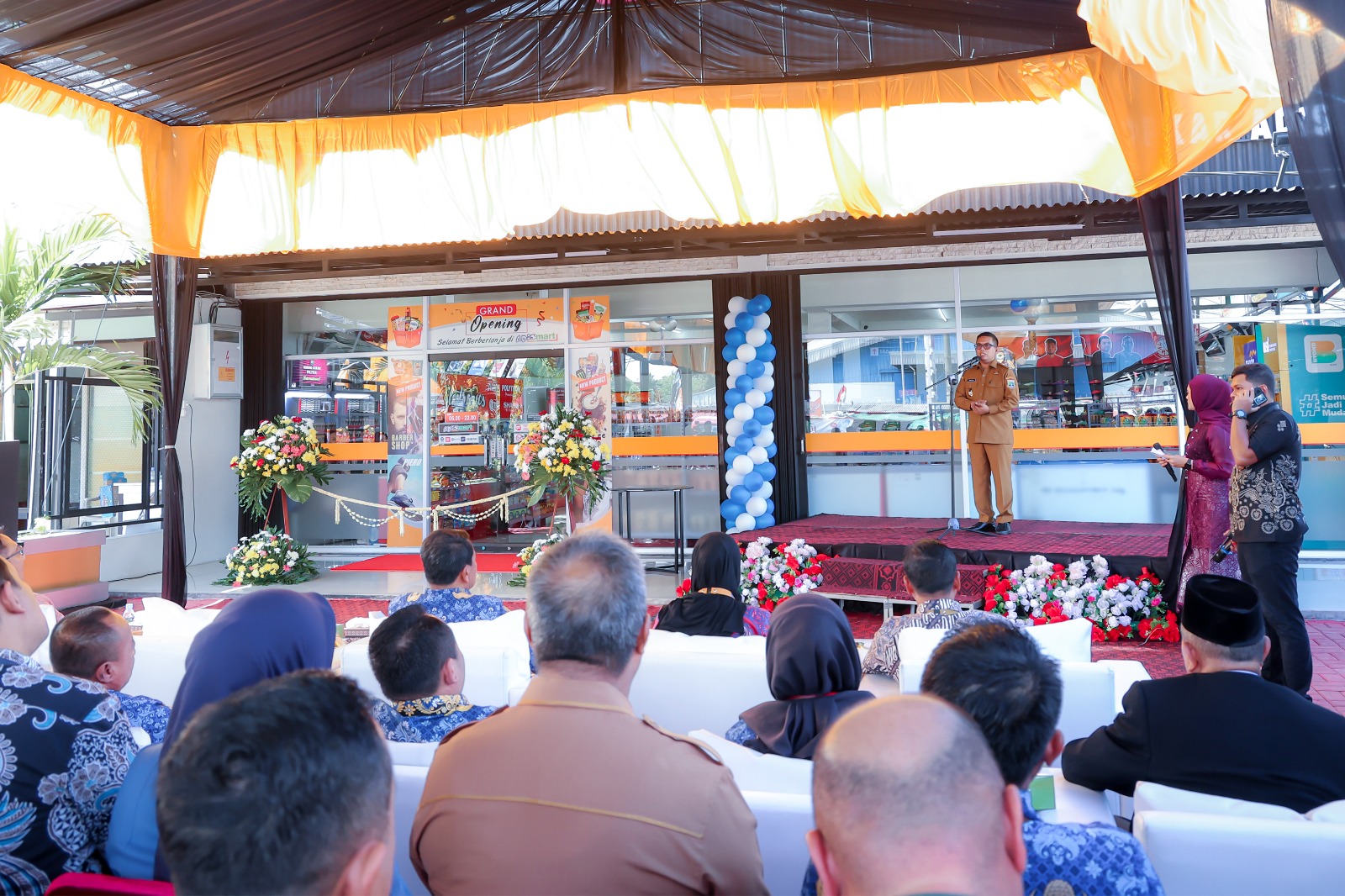 Kegiatan peresmian minimarket Adismart di Balaraja.