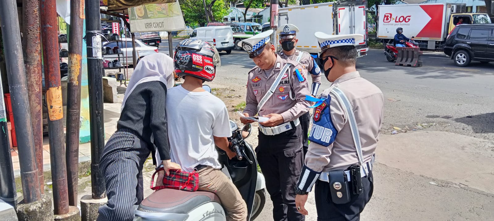 Polisi saat menegur salah satu pengendara.