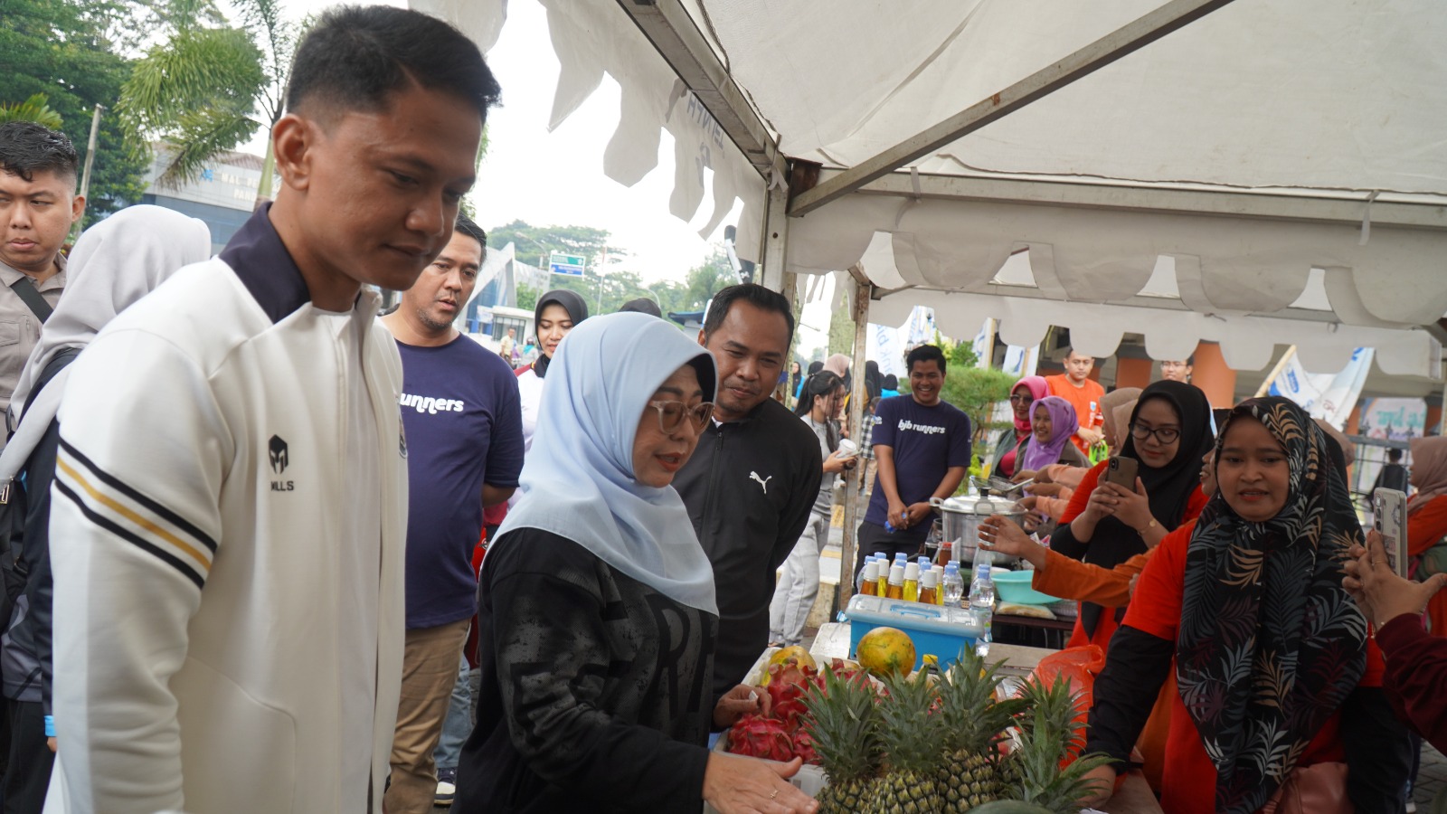 Bupati Dewi dan Wabup Iing saat melihat pasar tani.