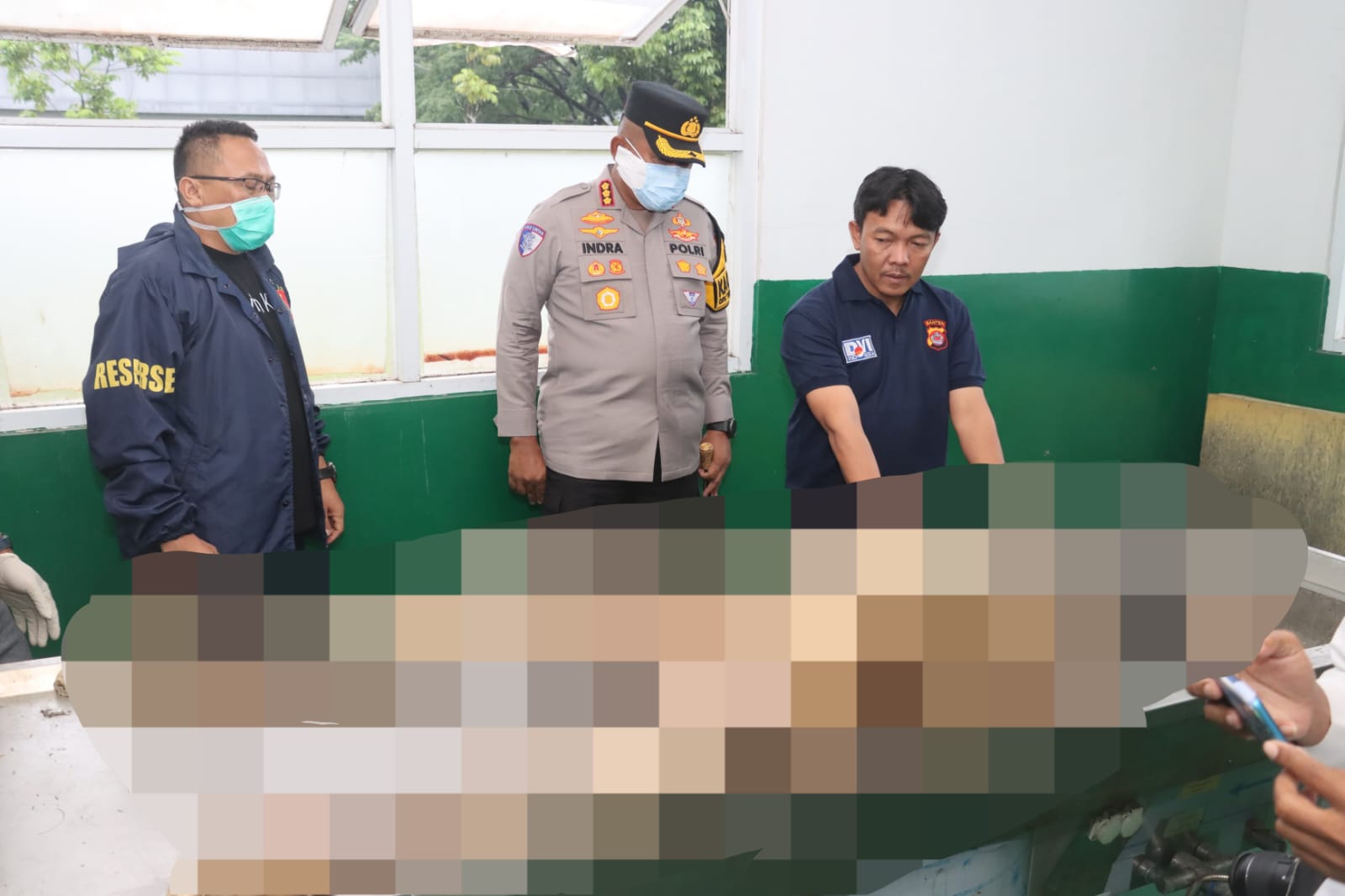 Kapolresta Tangerang bersama jajarannya saat memeriksa jasad Danu Warta Saputra.
