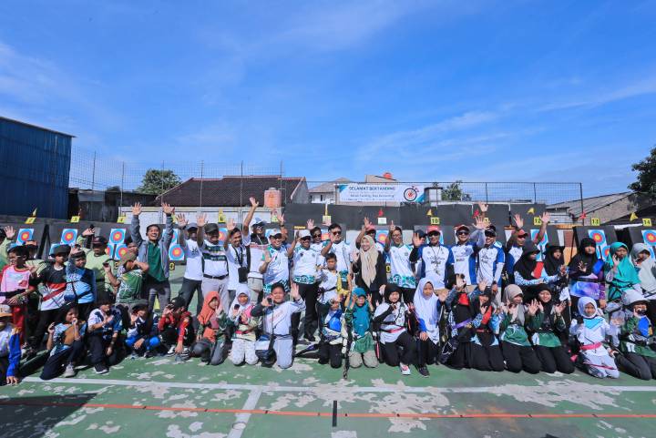 Wali Kota Tangerang H. Sachrudin bersama seluruh ofisial dan peserta lomba THI Archery Fest di SMPIT Tunas Harapan Ilahi Cipondoh.