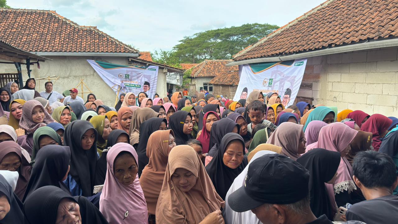 Warga yang mengikuti Kegiatan PKB Peduli bersama H. Moh Rano Alfath dan Hj. Ferryka Budiastreani.