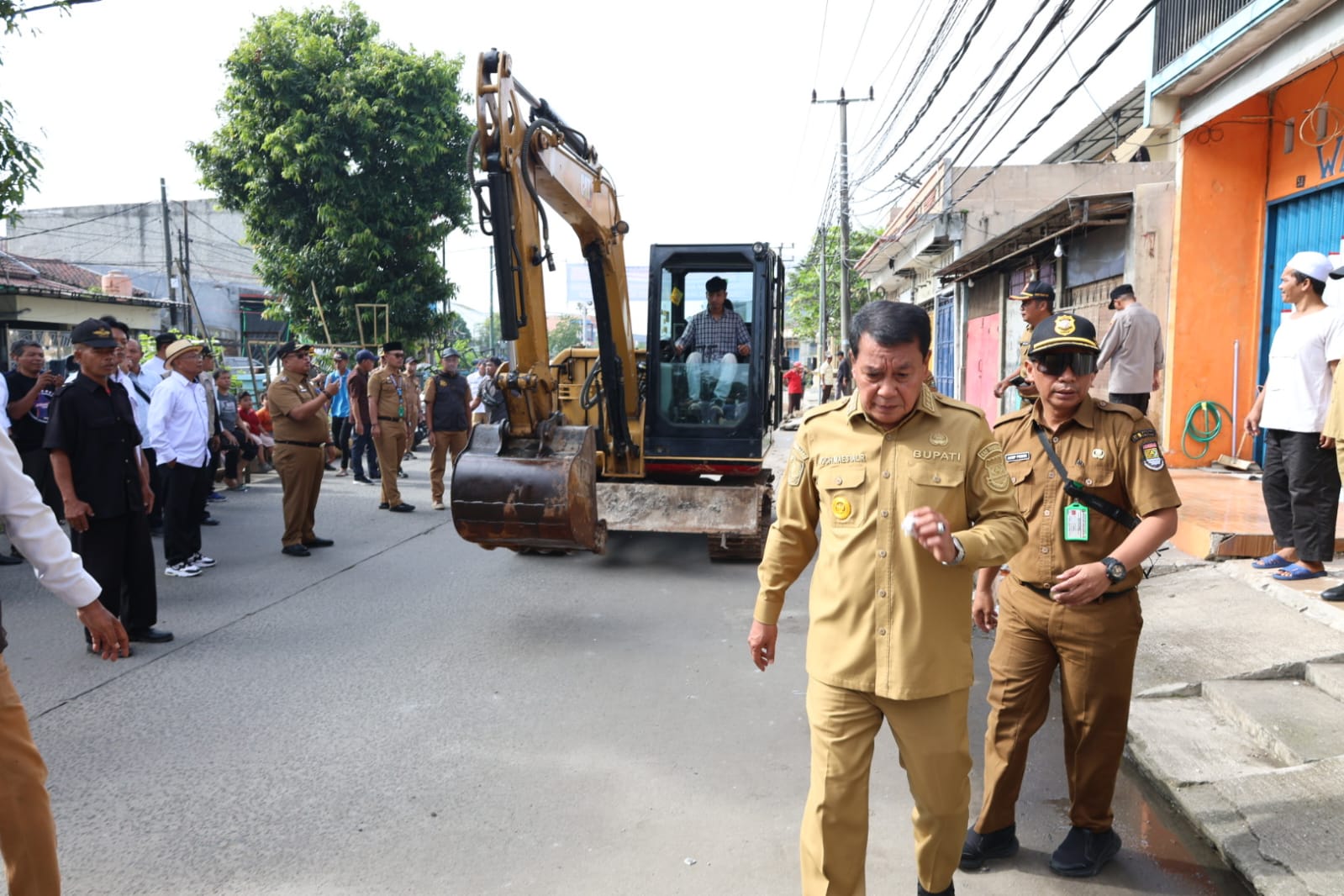 Bupati Maesyal saat lansung meninjau pembongkaran normalisasi Gorong-gorong di Elok.