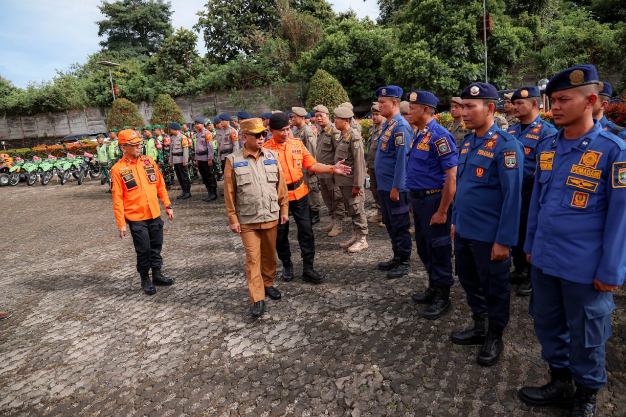 Gubernur Andra Soni saat memeriksa personil BPBD Banten.