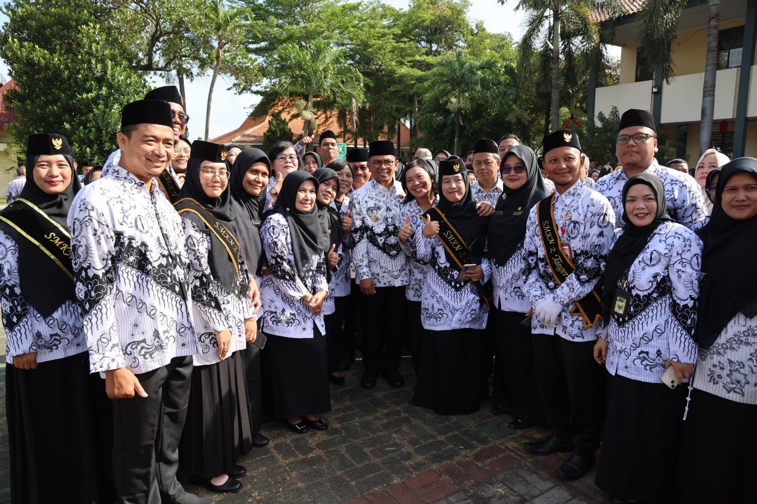 Gubernur Andra Soni Bersama Para Guru Sekolah.