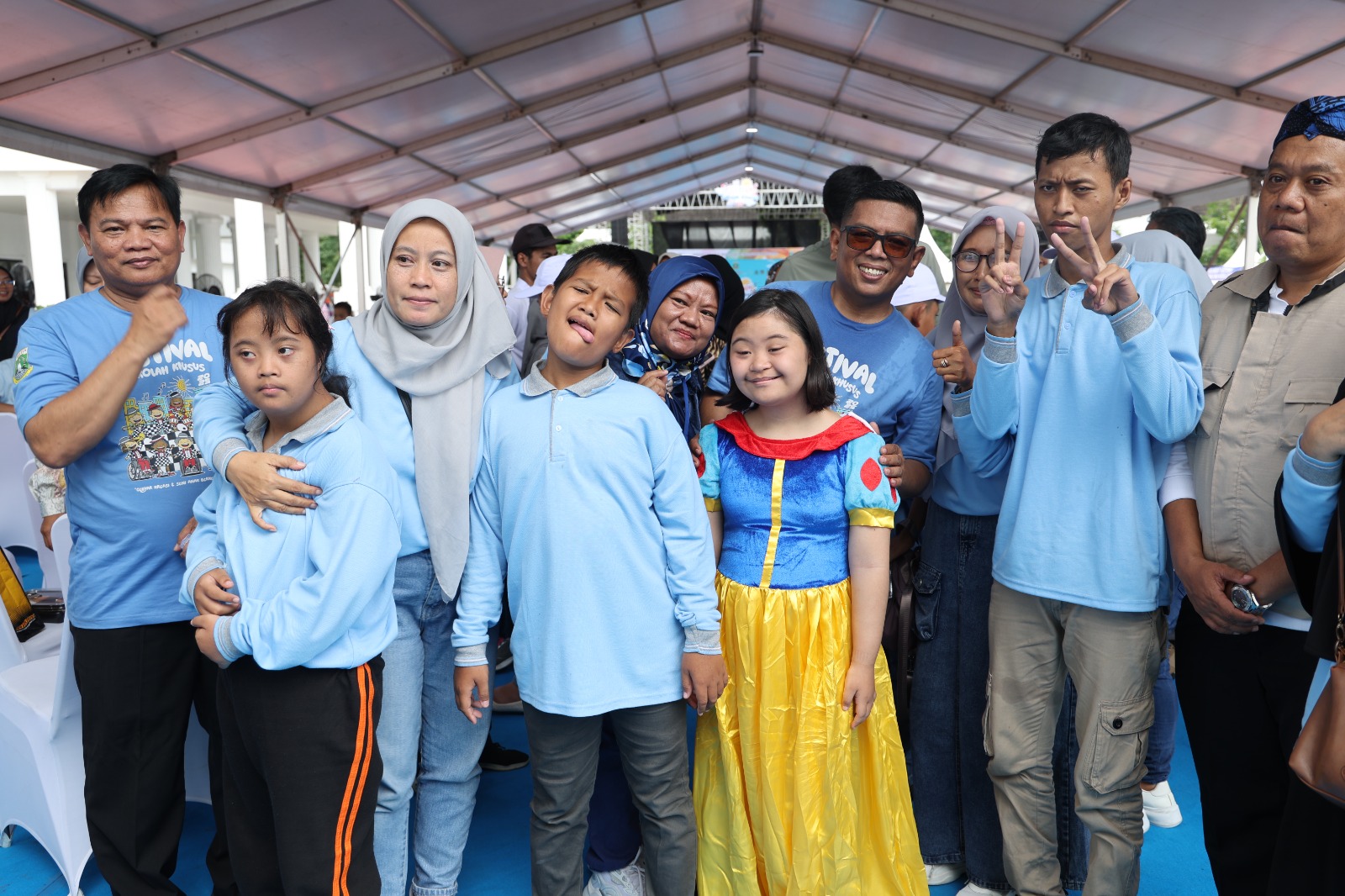 Gubernur Andra Soni Didampingi Kadis Jamaluddin bersama anak-anak di acara Festival Sekolah Khusus Banten.
