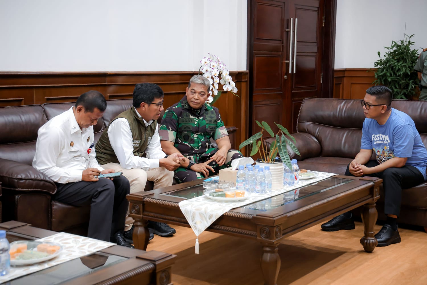 Gubernur Andra Soni saat membahas tambang ilegal bersama Direktur Penindakan Pidana Kehutanan Kementerian Kehutanan Ruadianto Saragih Napitu dan Satgas Penertiban Kawasan Hutan (PKH) Mayjen TNI Rudy Rachmat.