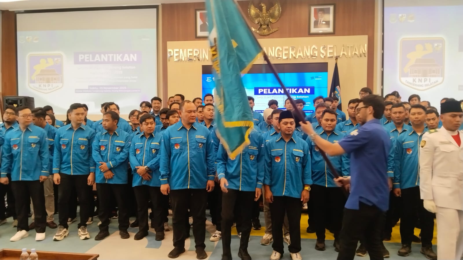 Ketua Harian Ikrar Risyad Nasution saat menyerahkan bendera KNPI ke Pengurus DPD KNPI Kota Tangsel.