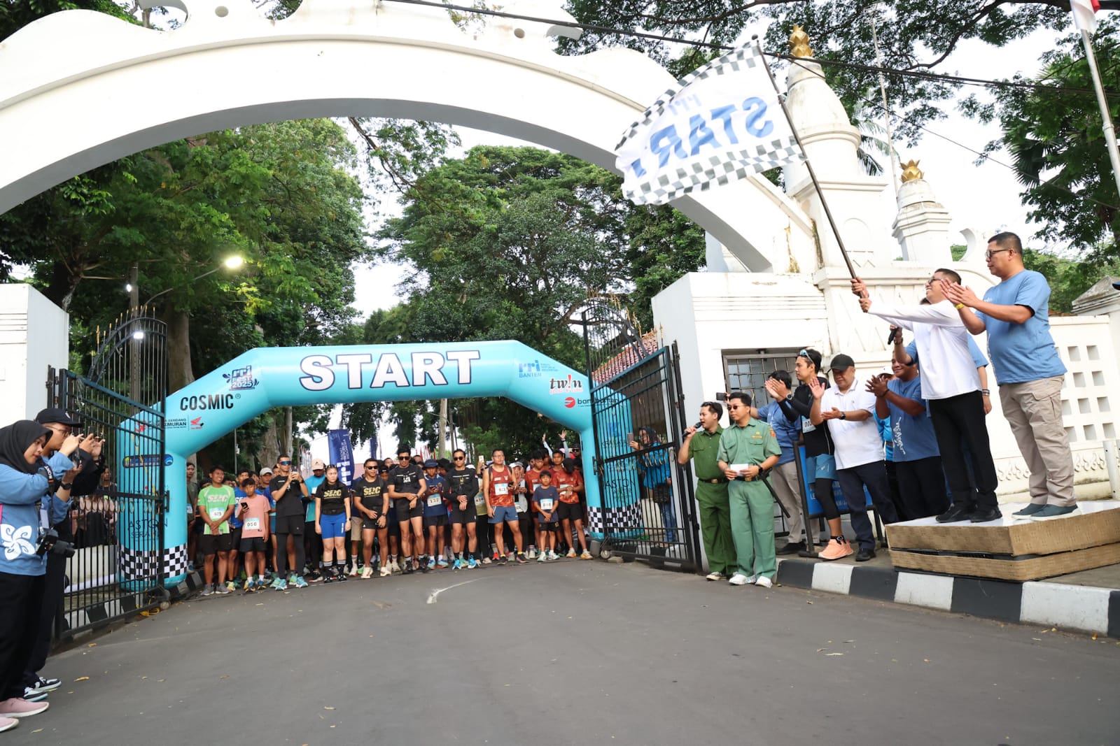 Gubernur Andra Soni saat melepas peserta fun run di Festival Kita Indonesia.