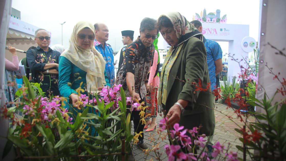 Tini Indrayanthi Benyamin saat melihat tanaman bunga hias yang ditampilkan.