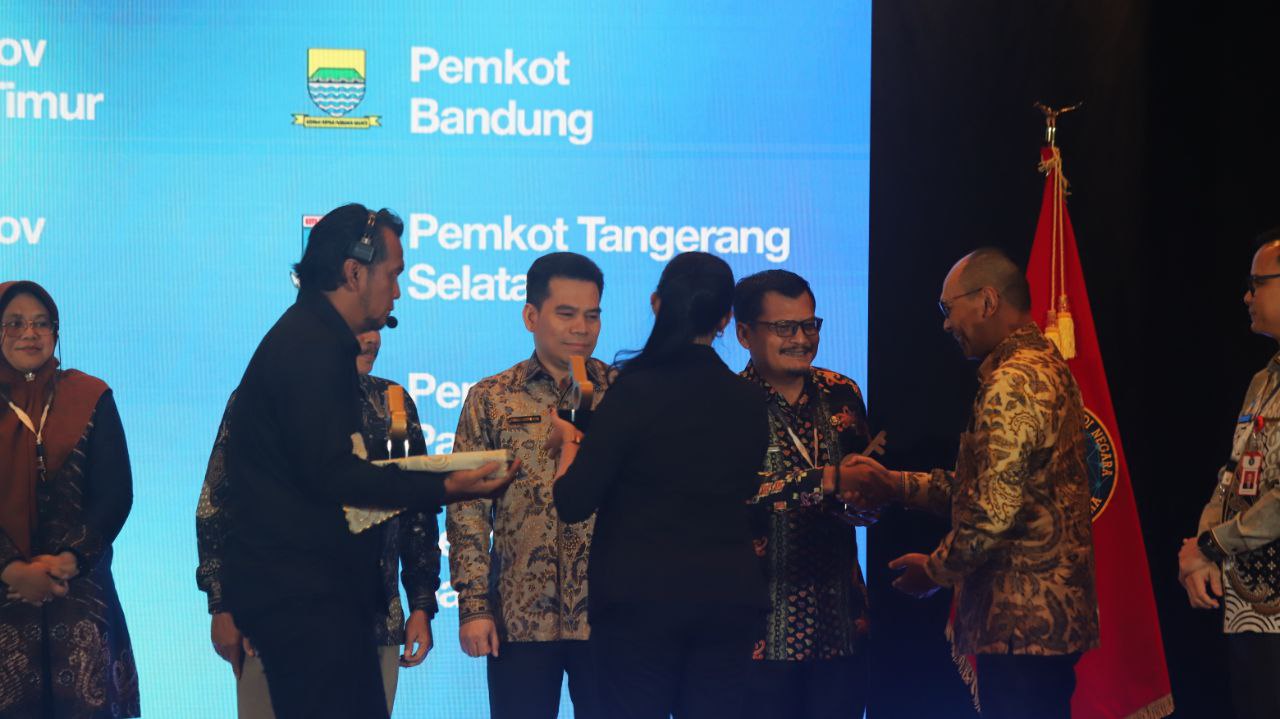 Kadiskominfo Tangsel, Tb. Asep Nurdin saat diberikan penghargaan.