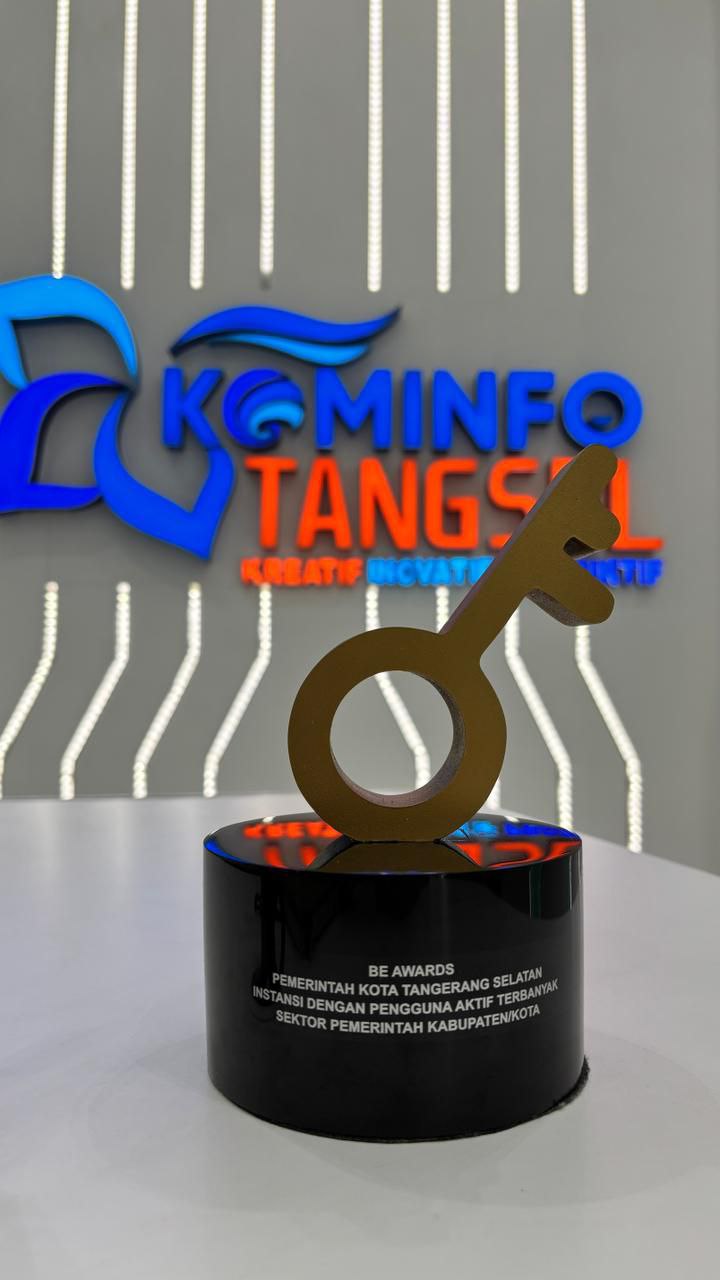 Piagam penghargaannya.