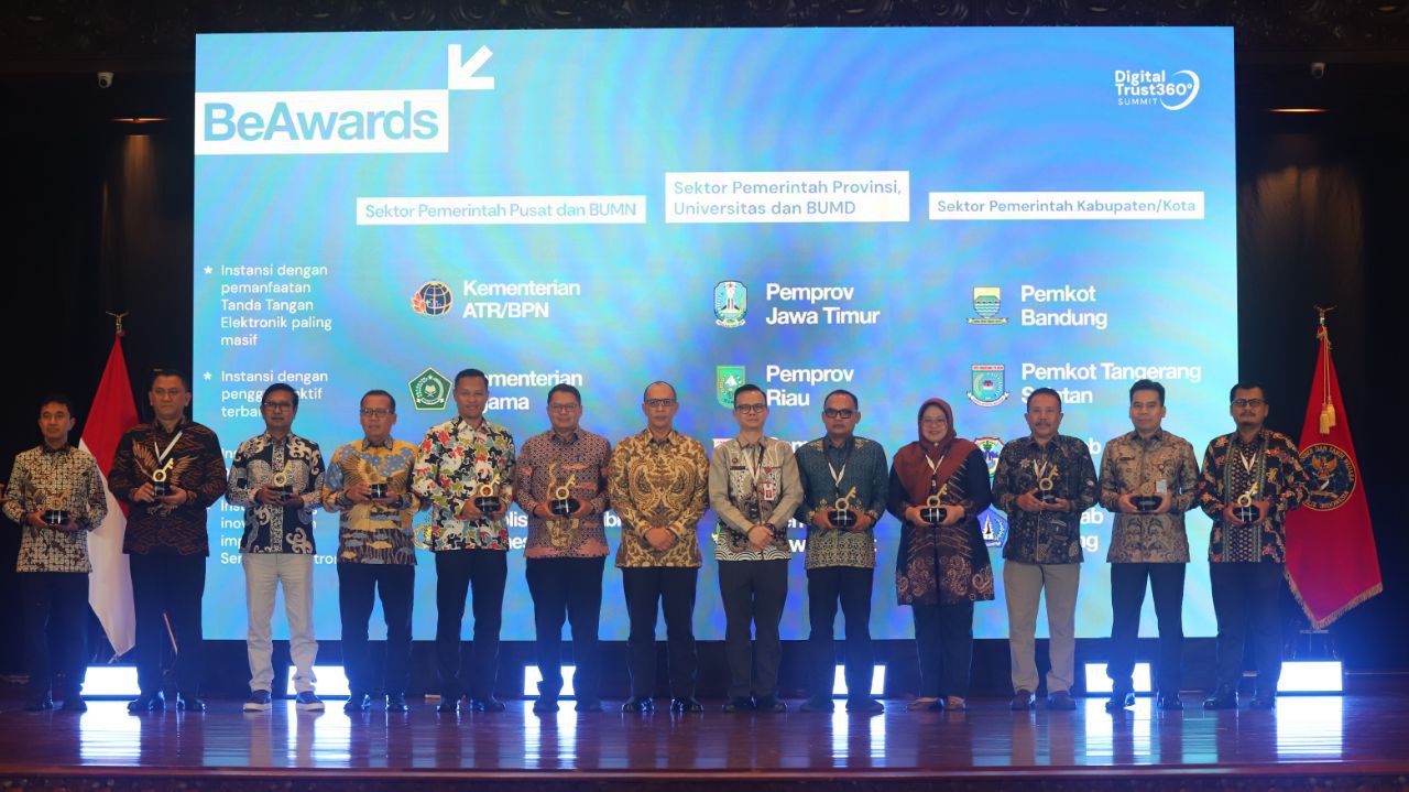 Pejabat yang menerima penghargaan di ajang BE Award yang 2025 yang digelar oleh Balai Besar Sertifikat Elektronik (BSrE) Badan Siber dan Sandi Negara (BSSN).
