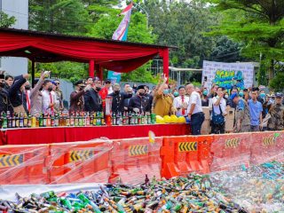 Pemkot Tangsel Musnahkan 13.970 Botol Miras Ilegal