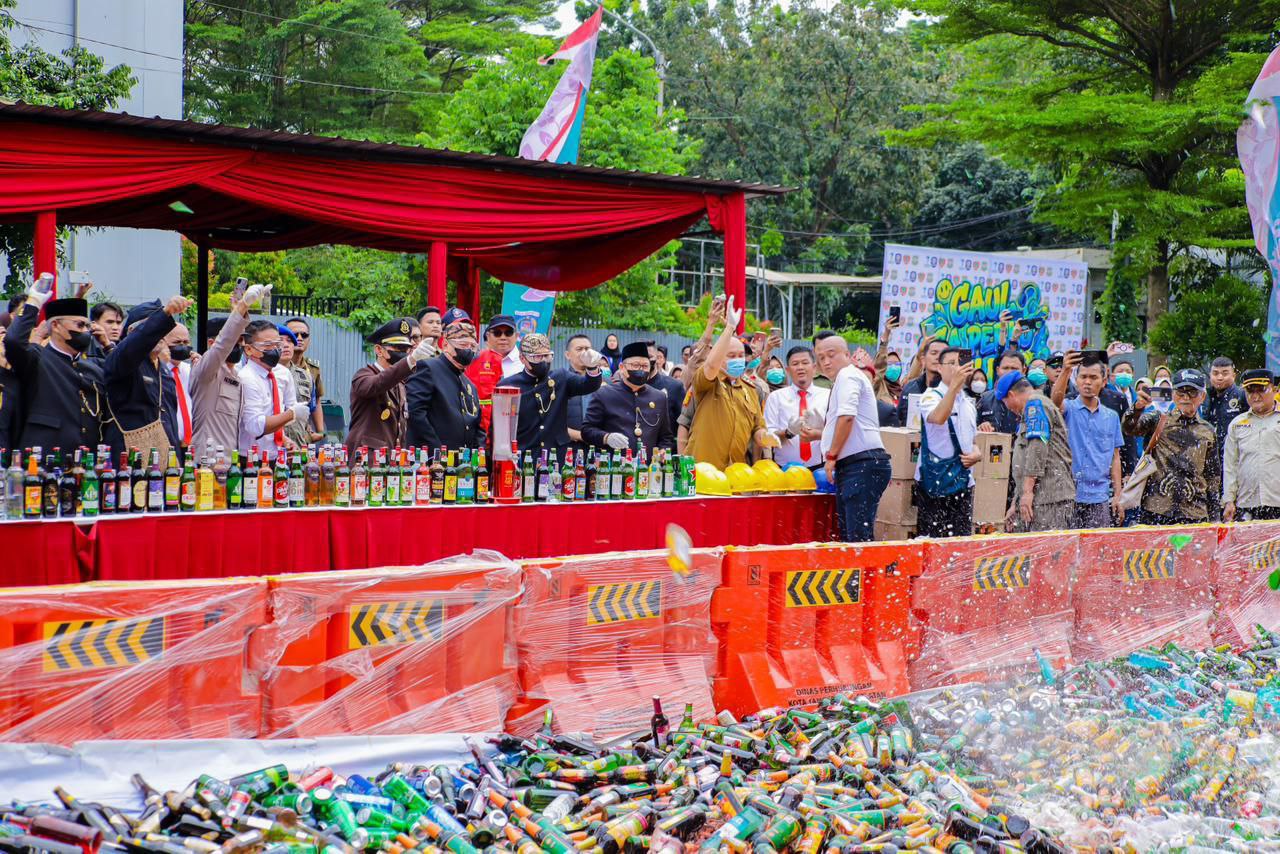 Pemusnahan Botol Miras Ilegal.