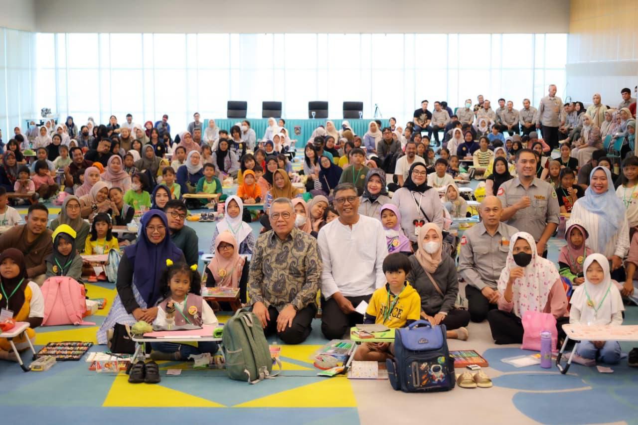 Wali Kota Benyamin saat bersama anak-anak pelajar SD dan SMP.
