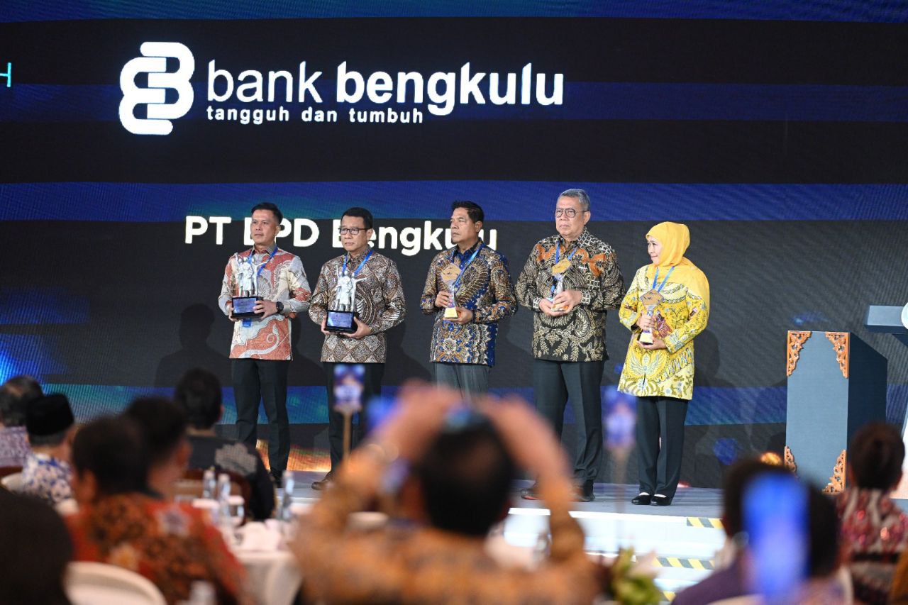 Benyamin dan pejabat lainnya yang mendapatkan penghargaan TP2DD.