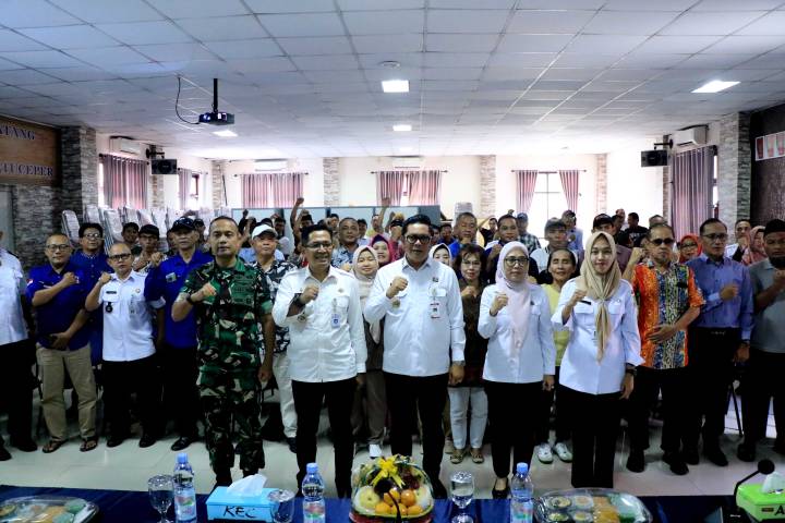 Wakil Wali Kota Tangerang, H. Maryono Hasan, melakukan sesi foto bersama para peserta yang mengikuti kegiatan Pelaksanaan Optimalisasi Pelayanan Kependudukan ( ADMINDUK ) di tingkat kelurahan yang berlangsung di aula Kecamatan Bantuceper Kota Tangerang.