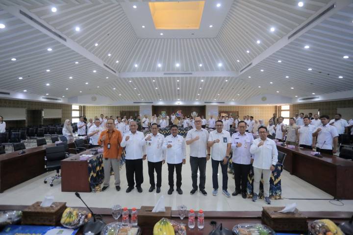 Wali Kota Tangerang H.Sachrudin Foto bersama Dengan para peserta acara Capacity Building TPID Kota Tangerang 2025, yang berlangsung di Ruang Akhlakul Karimah, Pusat Pemerintahan Kota Tangerang, Rabu (26/11/2025).