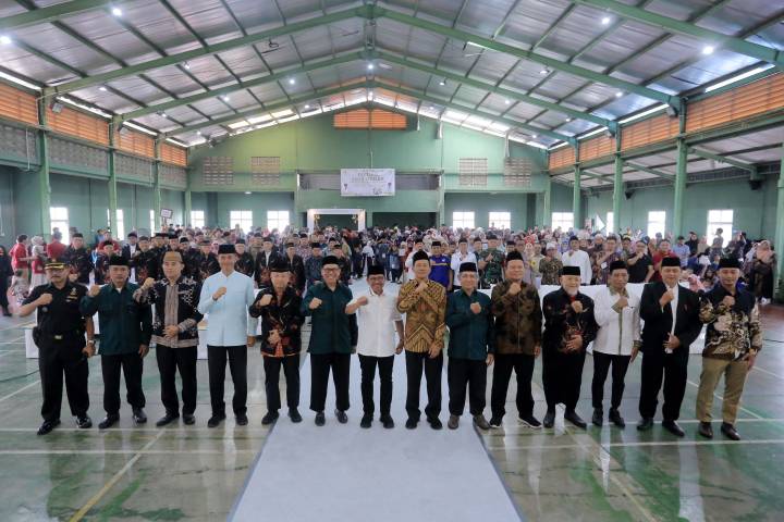 Wali Kota Tangerang, H. Sachrudin, berfoto bersama pengurus dan peserta Festival Anak Saleh 2025, yang diselenggarakan oleh Lembaga Dakwah Islam Indonesia (LDII) Kota Tangerang ,di Gedung Serba Guna SMP Al Furqon Boarding School, Kecamatan Karawaci Kota Tangerang.