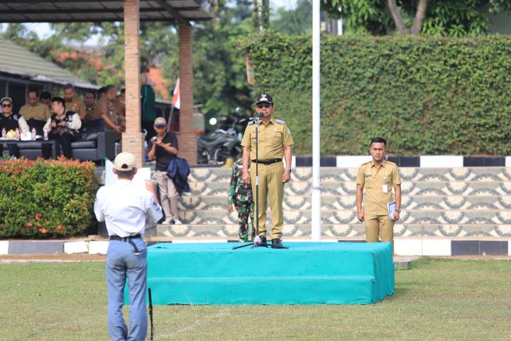 Wali Kota Tangerang Sachrudin memimpin apel dalam kegiatan Deklarasi Pelajar Anti Tawuran 2025 di Yonif 203 Kecamatan Jatiuwung, Kota Tangerang.