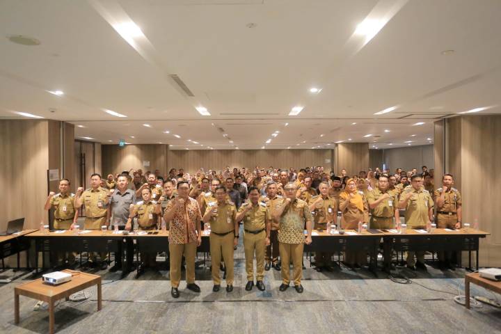 Wali Kota Tangerang H.Sachrudin Foto bersama para peserta dalam kegiatan Gelar Pengawasan dan Pemantauan Tindak Lanjut Hasil Pengawasan Inspektorat Kota Tangerang.