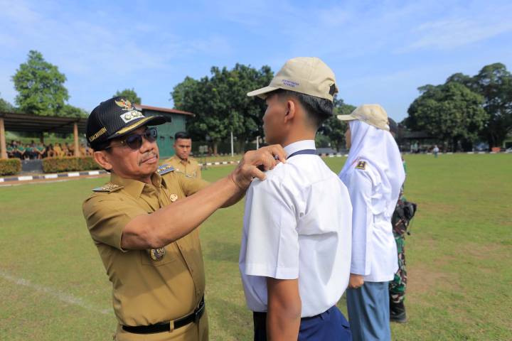 Wali Kota Tangerang H.Sachrudin memberikan penyematan kepada perwakilan pelajar pada acara Deklarasi Pelajar Anti Tawuran.